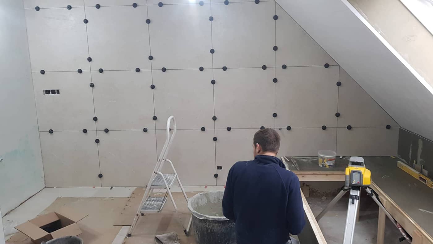 Wandtegels en faiences in een badkamer, strak gevoegd