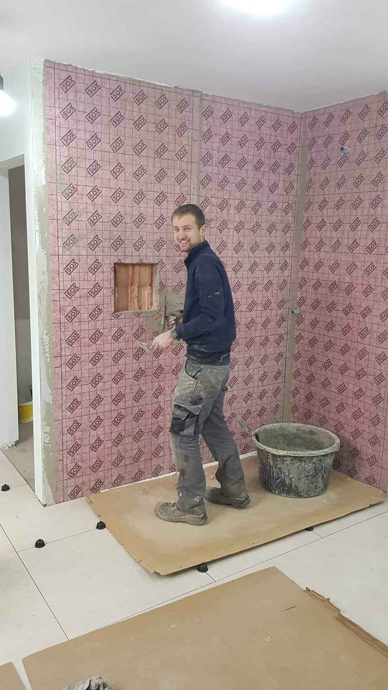 Jason Bouttelisier, zaakvoerder van Bouwwerken Bouttelisier, aan het werk