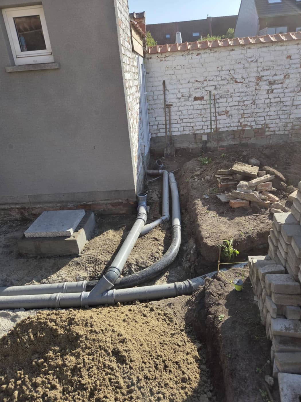 Klein grondwerk: terrein uitgraven en klaarleggen voor bestrating