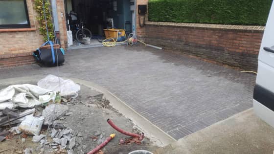Aangelegde oprit in klinkers door Bouwwerken Bouttelisier in West-Vlaanderen (foto 9)