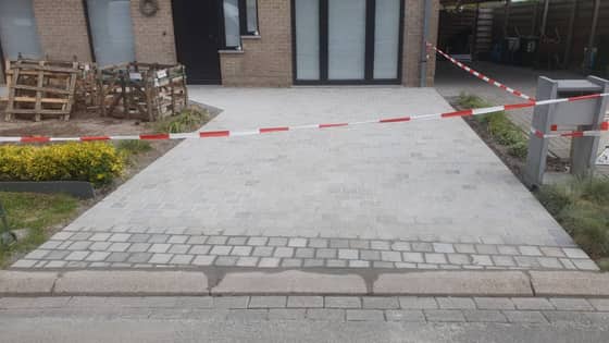 Aangelegde oprit in klinkers door Bouwwerken Bouttelisier in West-Vlaanderen (foto 11)