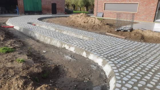 Aangelegde oprit in klinkers in de regio Houthulst