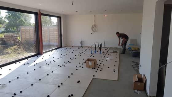 Nieuwe vloer geplaatst in een woonkamer in de regio Diksmuide